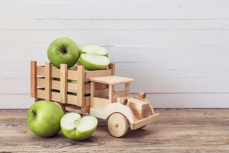 玩具木制卡车用青苹果在后面图片