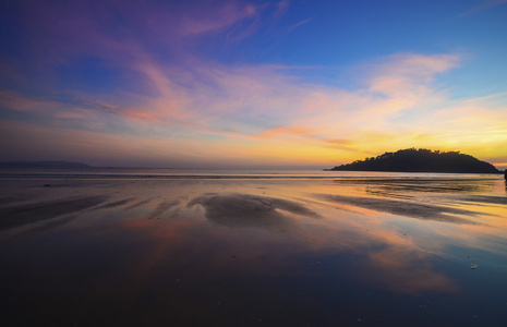 美丽夕阳红海上岛上图片