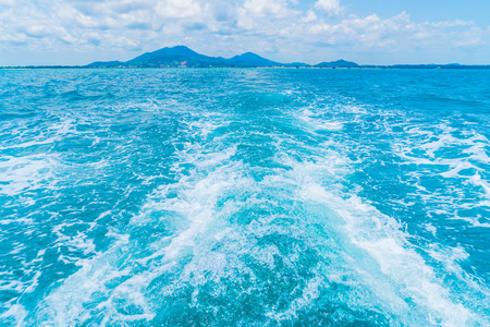 雷海水面背后船上图片