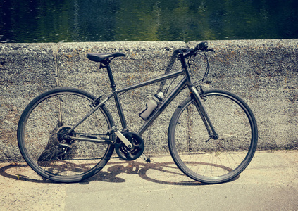 停泊在江边的自行车图片