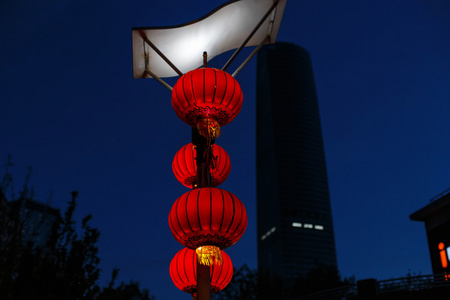 中国红灯笼在夜晚的城市图片