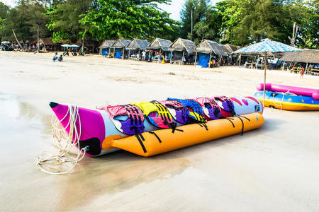 香蕉船躺在海滩上