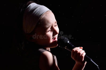 小女孩在唱歌