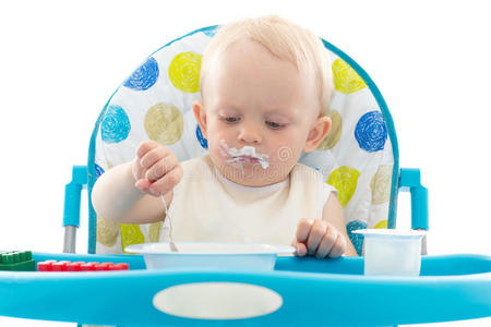 带勺子的甜宝宝吃酸奶。