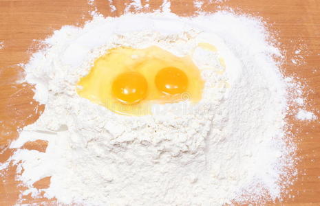碎鸡蛋放在桌子上的面粉堆里