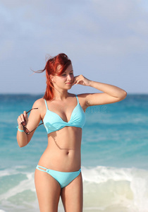 海洋 红发 女孩 享受 海岸 比基尼 波动 温暖的 阳光