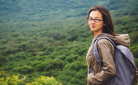 徒步旅行 背包客 面对 女孩 徒步旅行者 微笑 旅行 站立