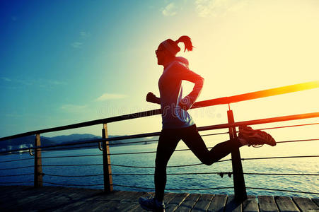 健康的生活方式女人在海边跑步