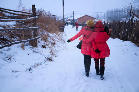 雪地里两个女孩的背部轮廓