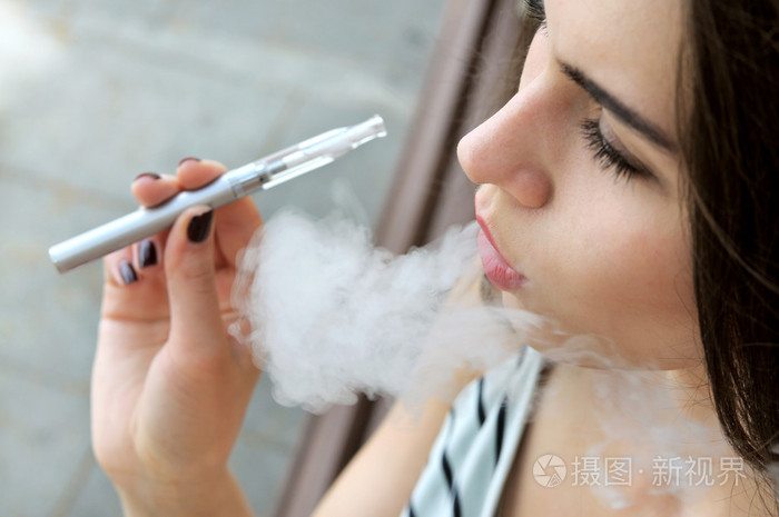 女孩子抽烟一种电子香烟