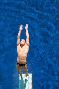 男子跳板跳水运动员离板图片