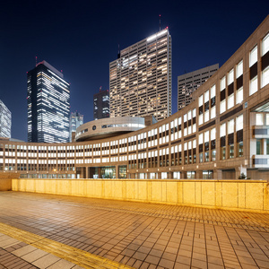 在夜晚的东京市中心办公大楼图片