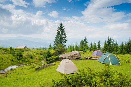 可爱的绿色草地上高山帐篷图片