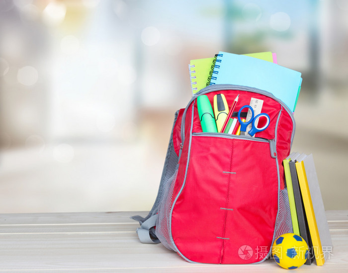 在室内桌子上的书包背景.学校用品