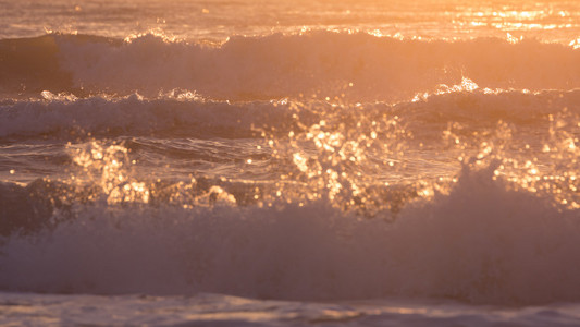 景观的夏天大海溅波与阳光图片