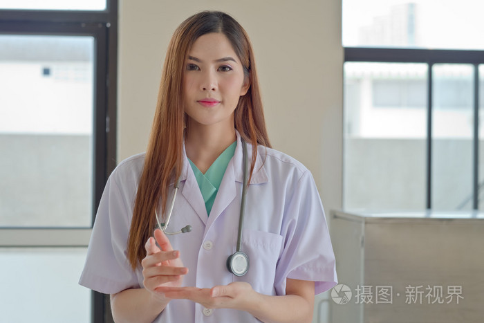 快乐微笑着年轻美丽的女医生显示空白区域 f