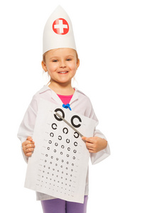 年轻的微笑女孩玩的眼科医生图片
