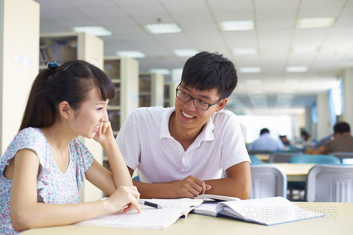 青年大学生在图书馆一起学习