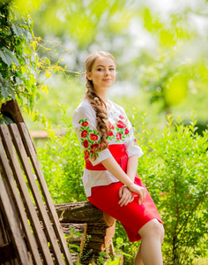 民族服装的乌克兰姑娘图片