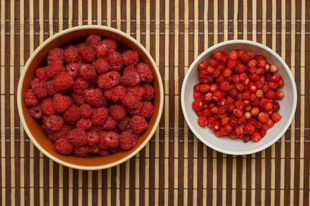 成熟的莓和草莓在我的盘子图片