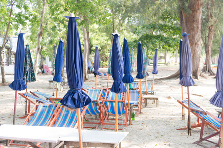 伞和用餐区在泰国海滩上表图片