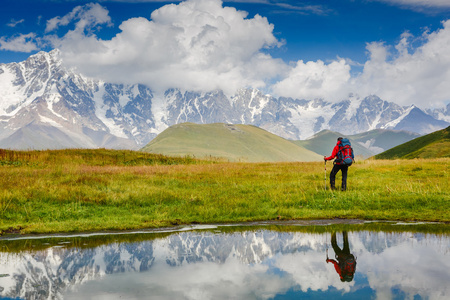 背包客在山里徒步旅行图片