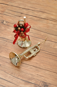 金喇叭装饰一棵圣诞树图片