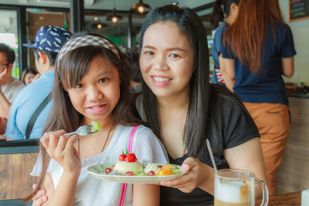 母亲和女儿吃水果芝士蛋糕图片