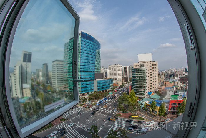 城市街道上的交通. 韩国首尔的窗景
