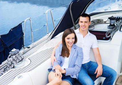 一对年轻幸福的夫妇在船上放松