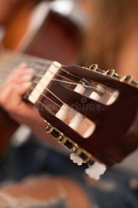 女性手中吉他的特写图像