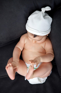 沙发上穿着尿布的可爱小宝宝