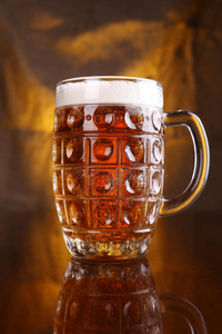 餐具 啤酒 反射 温暖的 泡沫 玻璃 酒精 饮品 窗帘 杯子