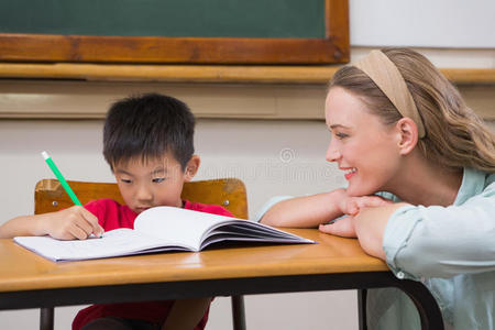 集中 后面 笔记本 专注 教育 白种人 小孩 书桌 课程