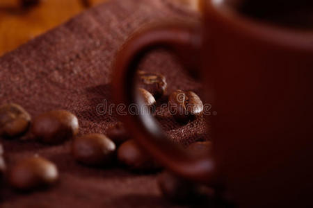 桌上的咖啡豆