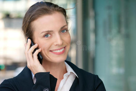 友好的商业女人用手机微笑