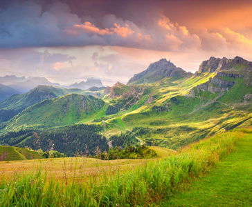 意大利阿尔卑斯山美丽的夏季景观
