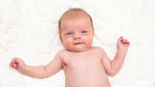 刚出生的婴儿肖像与滑稽的表情图片