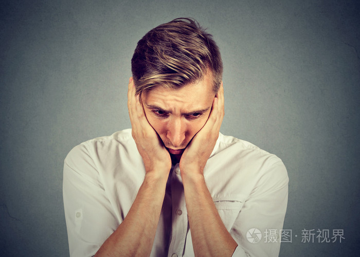 愁眉苦脸的愁眉苦脸的人看着