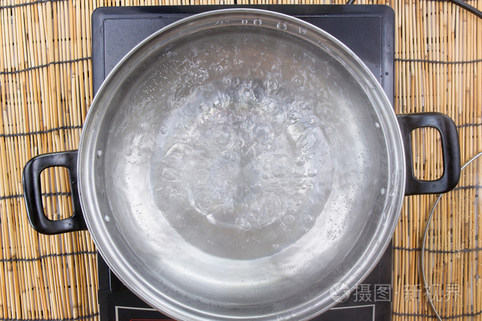 在锅中煮沸的水