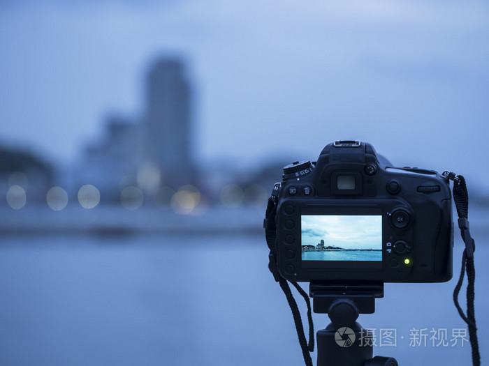 关闭了摄像机城市夜晚的景色,背景景观聚焦