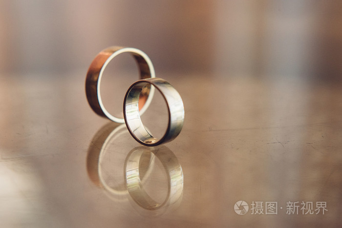 两个结婚戒指在无限符号爱情观