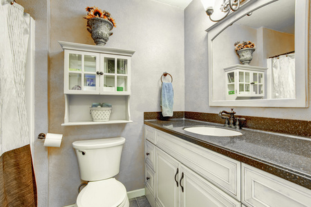 小浴室内部白色橱柜花岗岩台面图片
