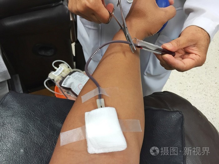 水平照片特写镜头亚洲男性得到注射在他的手臂上献血前
