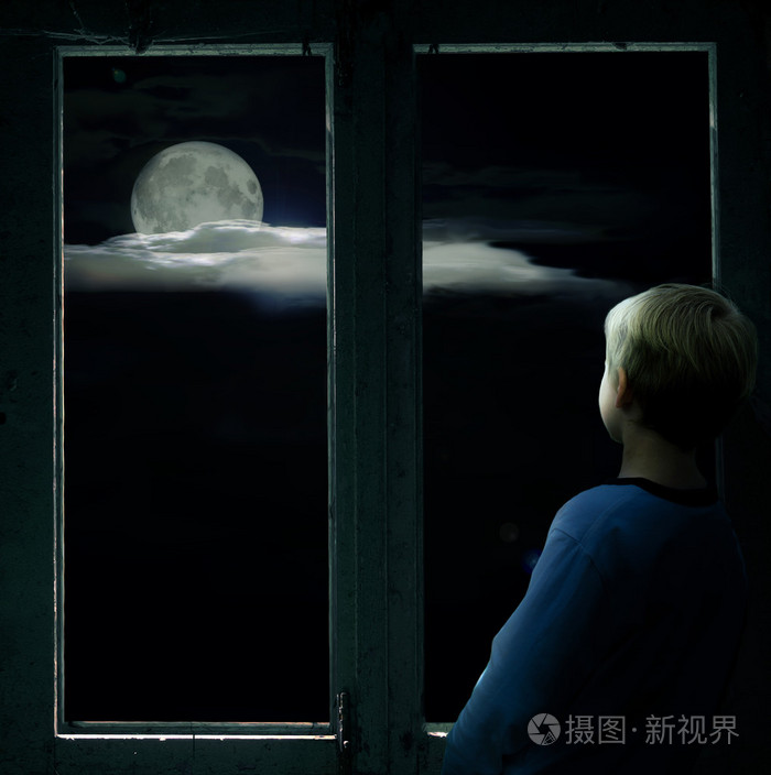 男孩在黑暗的窗外,望着皎洁的月亮照片-正版商用图片1pisjq-摄图新