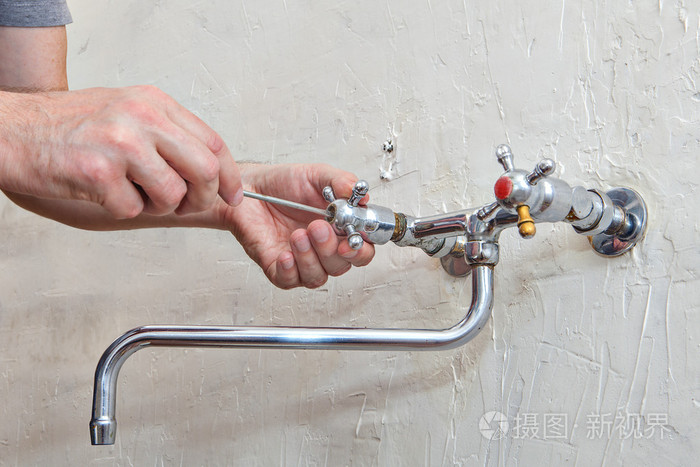 水暖维修,更换水龙头阀门,修理工卸扣的句柄
