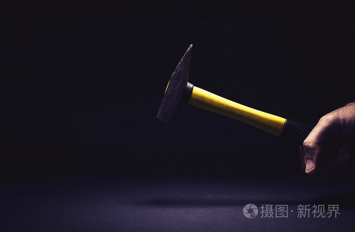 男手拿着一把锤子