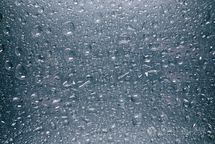 雨点落在窗户上.在窗玻璃上的水雨