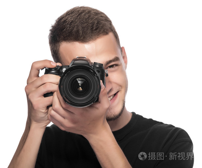 英俊的年轻男子拿着单反照相机
