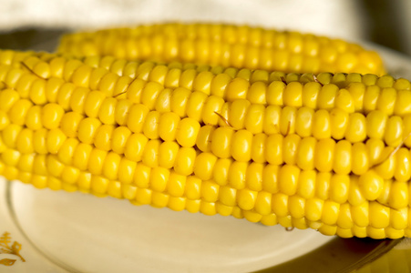 煮玉米在盘子特写镜头图片
